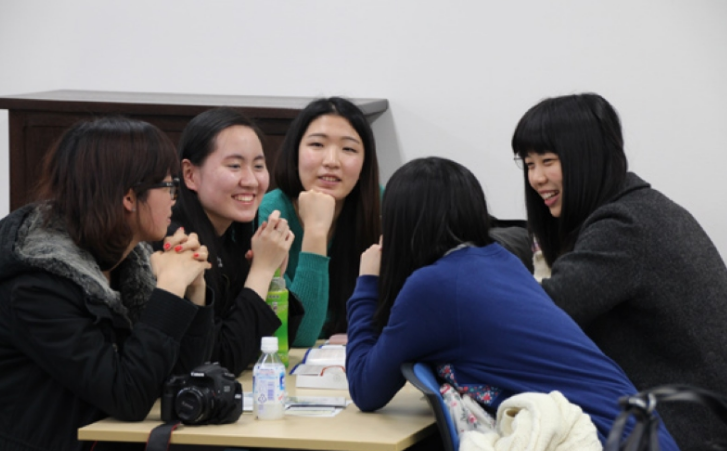 期末的大学课堂上，学生们积极举手“抢学分”，网友直呼太真实