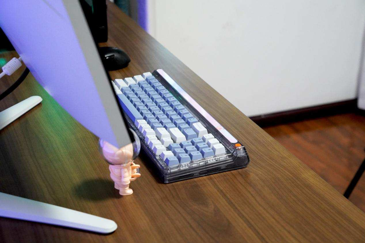 透明设计配合RGB灯效有多好看？新贵GM780三模机械键盘成桌搭新宠