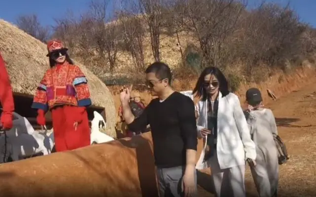 恭喜！李亚鹏宣布结婚生子，晒出跟妻子海哈金喜合影，甜蜜告白