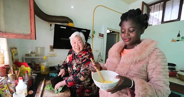 21岁非洲姑娘远嫁河南农民，公婆很满意，如今和儿子一起上幼儿园