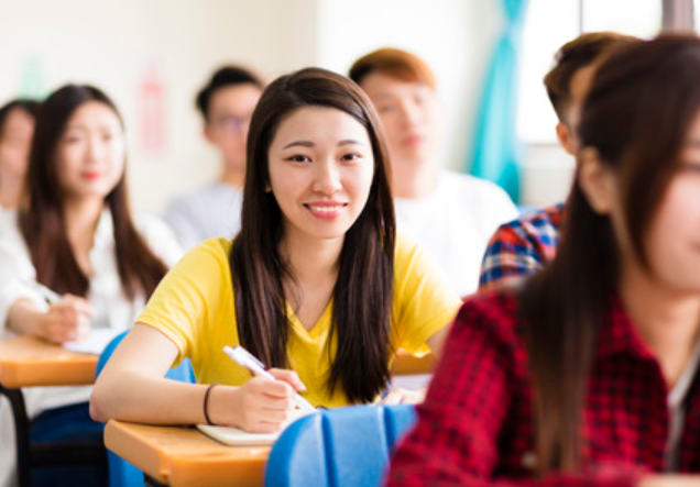 大学生每月生活费多少够用？女生4000不够花，男生却表示1000足够