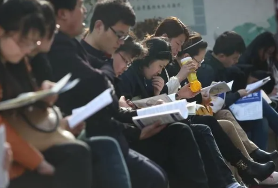 铁饭碗迎来“危机”，3大岗位将转为“合同工”，教师也不能幸免