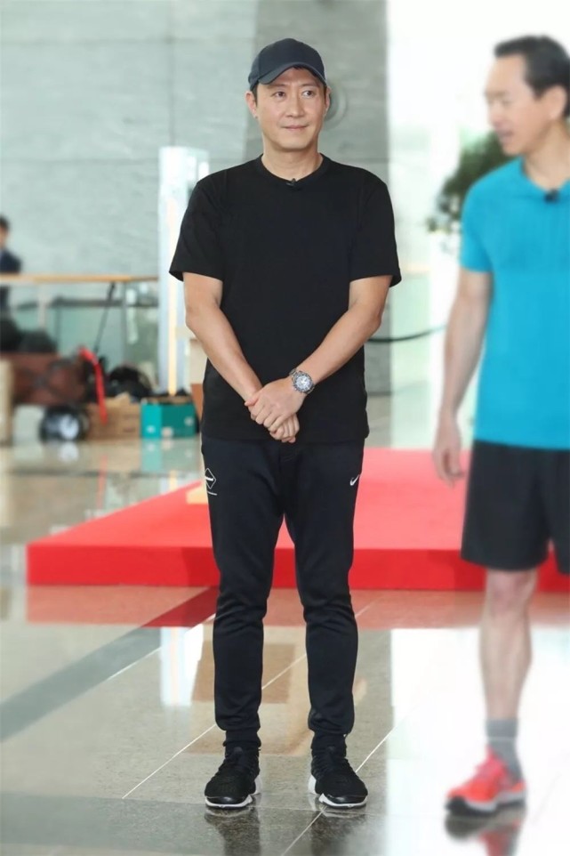 黎明人到中年也不油腻，穿一身黑色风采依旧，英俊的气质十分显著