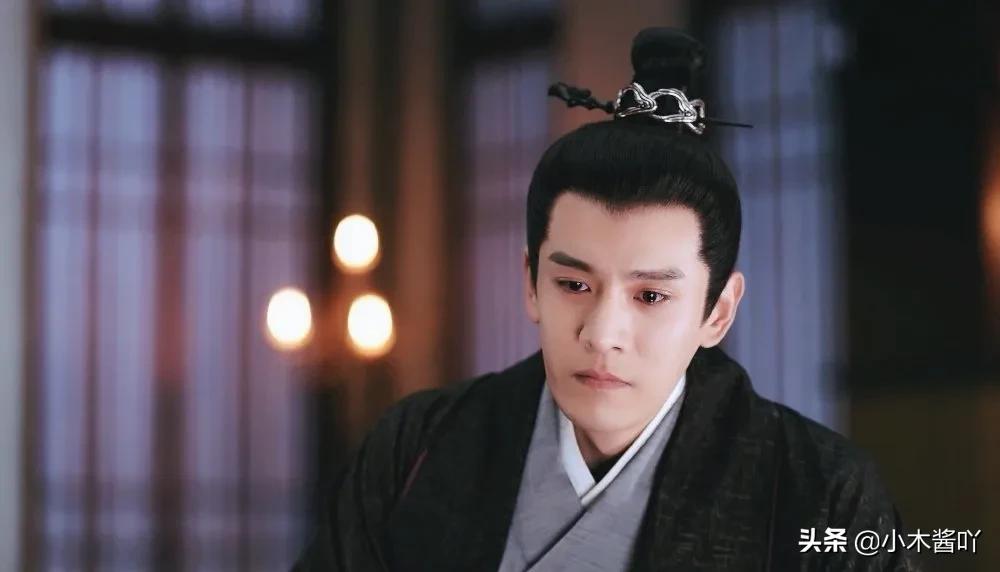 《白发王妃》现任设计喂药让她白头，前任喂解药却被她刺伤