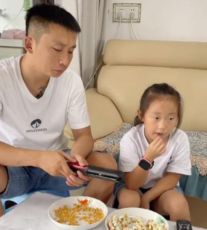 “逼瘋”父親漲粉百萬，央視點(diǎn)名表揚(yáng)的三石父女，究竟有何魔力？