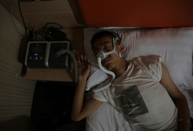 辽宁少年身患罕见病，每晚戴呼吸机入睡，高考662分考上南开大学