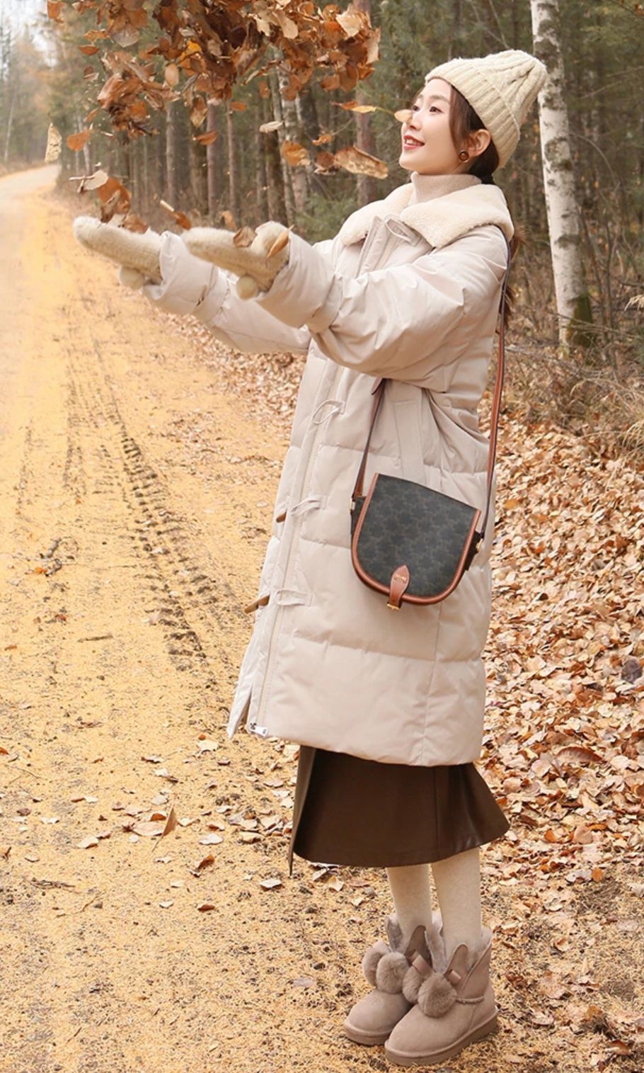 奔四女人想保持“少女感”，学37岁博主穿牛角扣外套，搭半裙好美