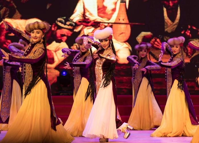 从普通销售员到收视女王，迪丽热巴的背景，远比你想象得复杂