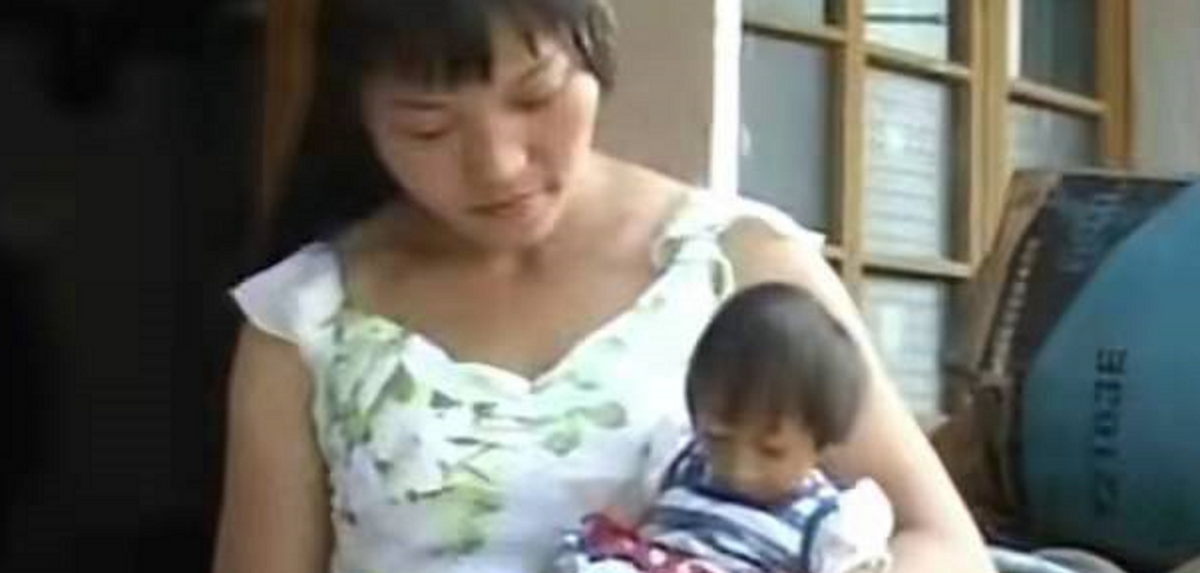 2009年，湖南女子生下重2斤“小猴子”，坐出租车被拒载：坐不下