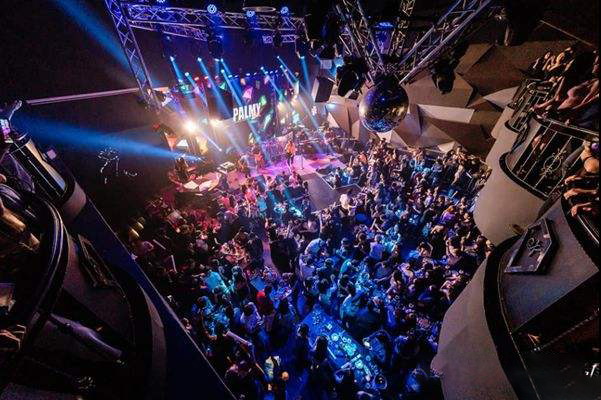 女大学生因想买7000元的裙子，到酒吧做兼职模特，最终结局如何？