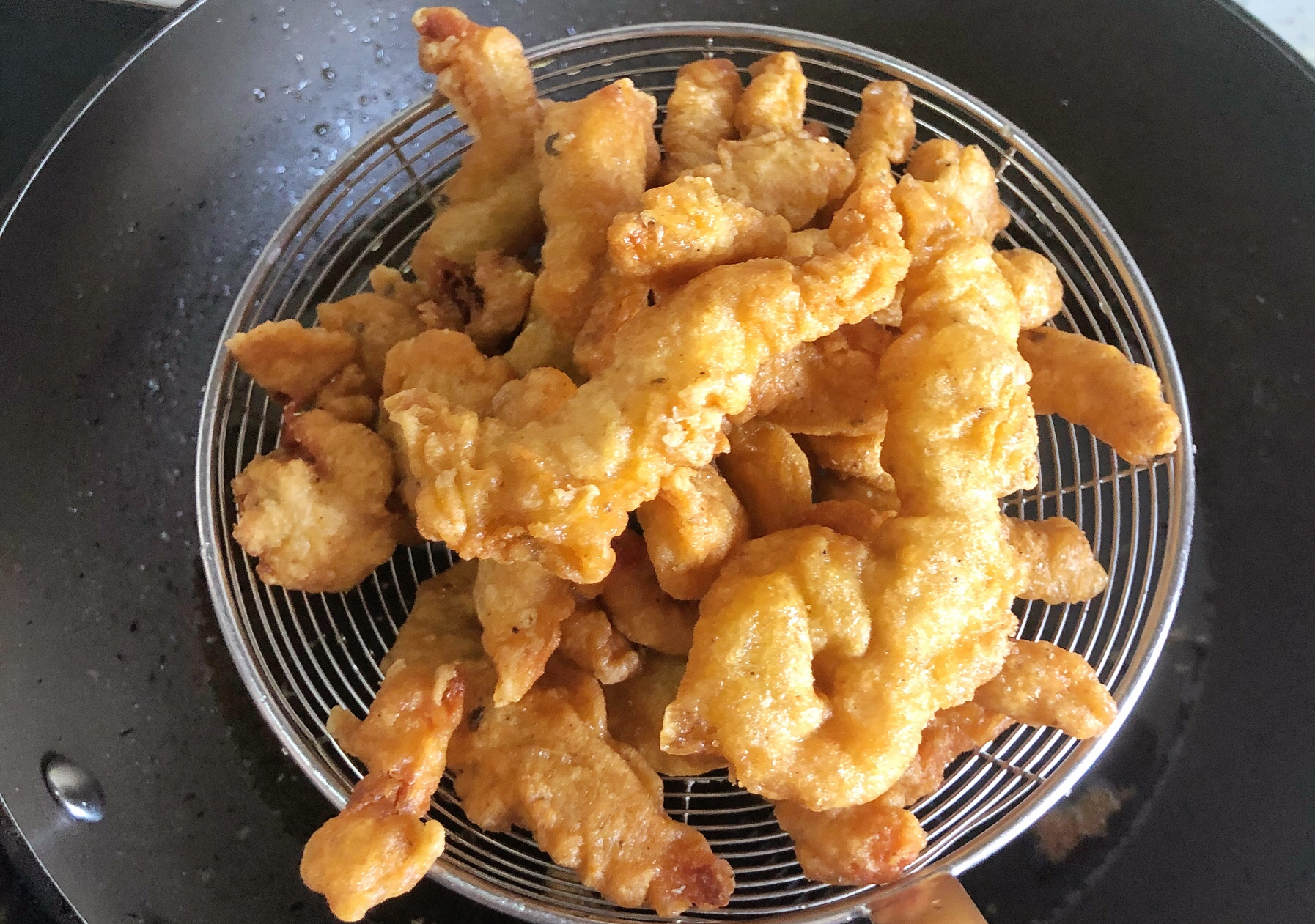 过年必备硬菜“炸酥肉”，这样做，外酥里嫩，金黄酥脆，久放不软