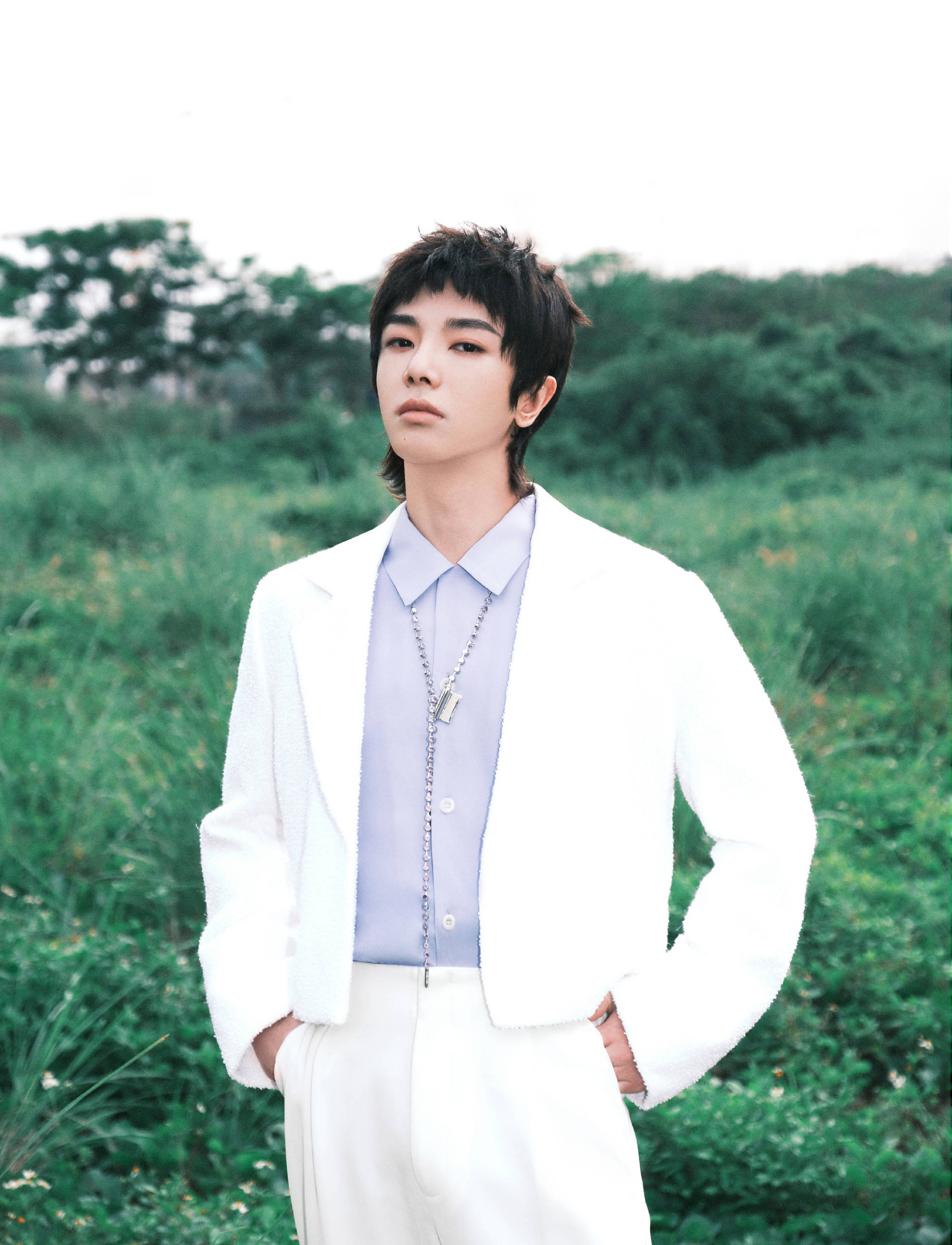 华晨宇下班被围观 一把推开跟拍路人手机引热议