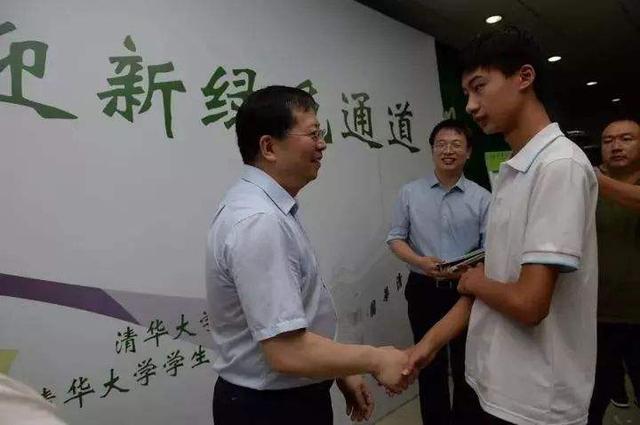 寒门贵子庞众望:母亲残疾,父亲精神病,744分进清华,校长亲自迎接