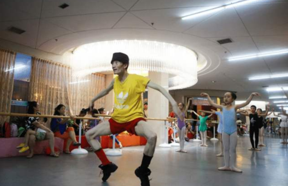 46岁“巨婴”郭冷：除了跳舞，连衣服都不会洗，年入百万无人敢嫁