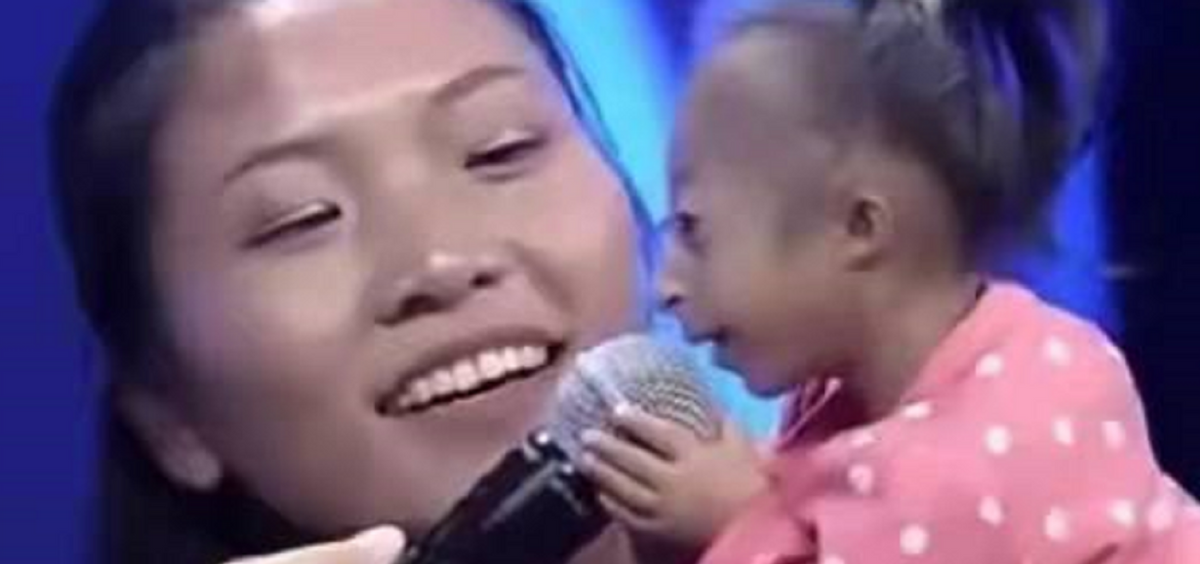 2009年，湖南女子生下重2斤“小猴子”，坐出租车被拒载：坐不下