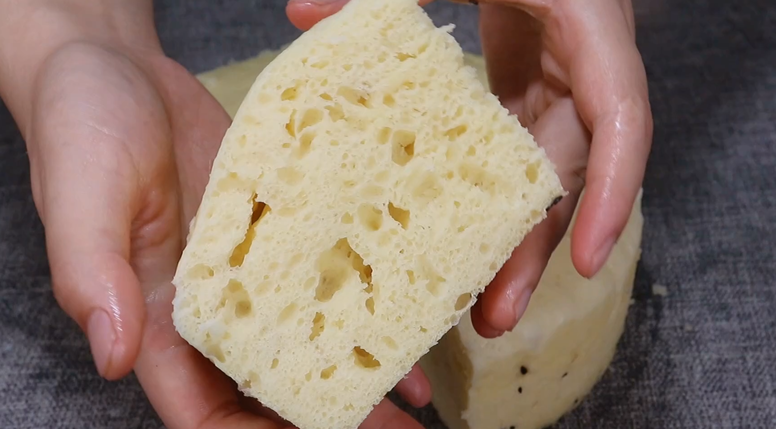 一碗面粉就能做发糕,手不沾面,一搅一蒸就出锅,松软香甜不粘牙