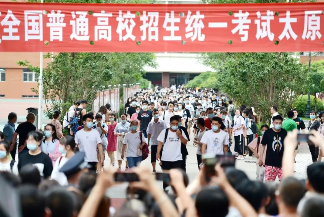 清华教授建议10年20万亿建2000所县城大学，意义不大的超现实主义