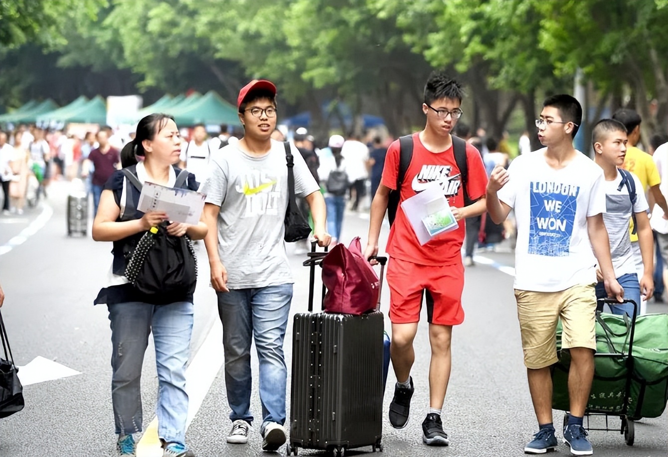 包大学生多少一个月（普通家庭培养一名大学生）