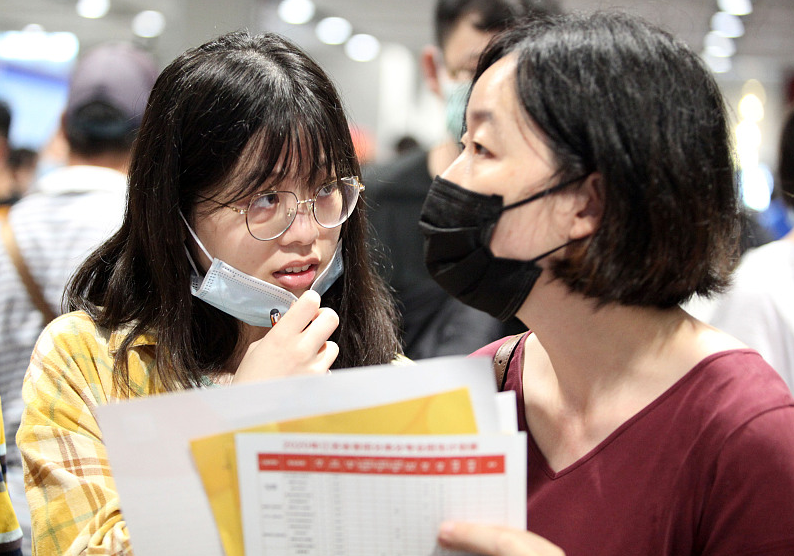 这个专业人满为患，录取分数高可能是假象，教授也建议谨慎报考