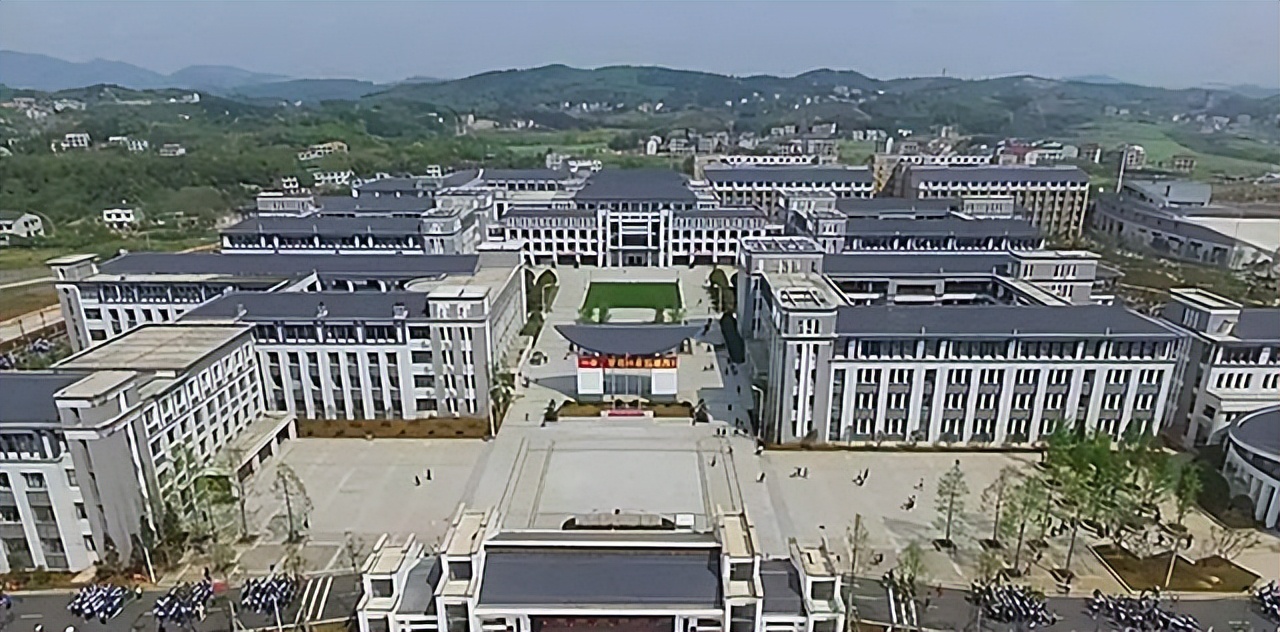 湖南患癌女教师的最后日子：坚持送60名学生上重本，逝后师生才知