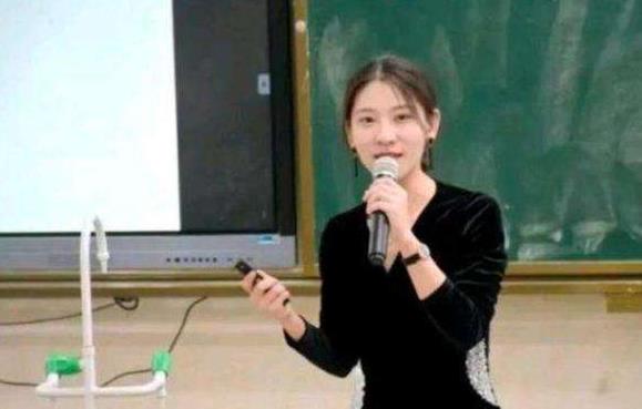 中学女老师课上跳网红热舞，学生反响热烈，家长却质疑别有用心