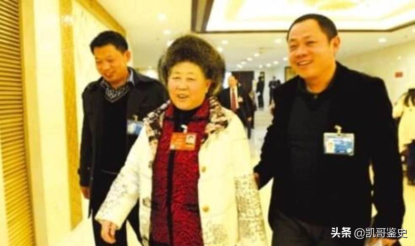 75岁老干妈再出山，收拾两个“不争气”的儿子，晚年基业恐难守住