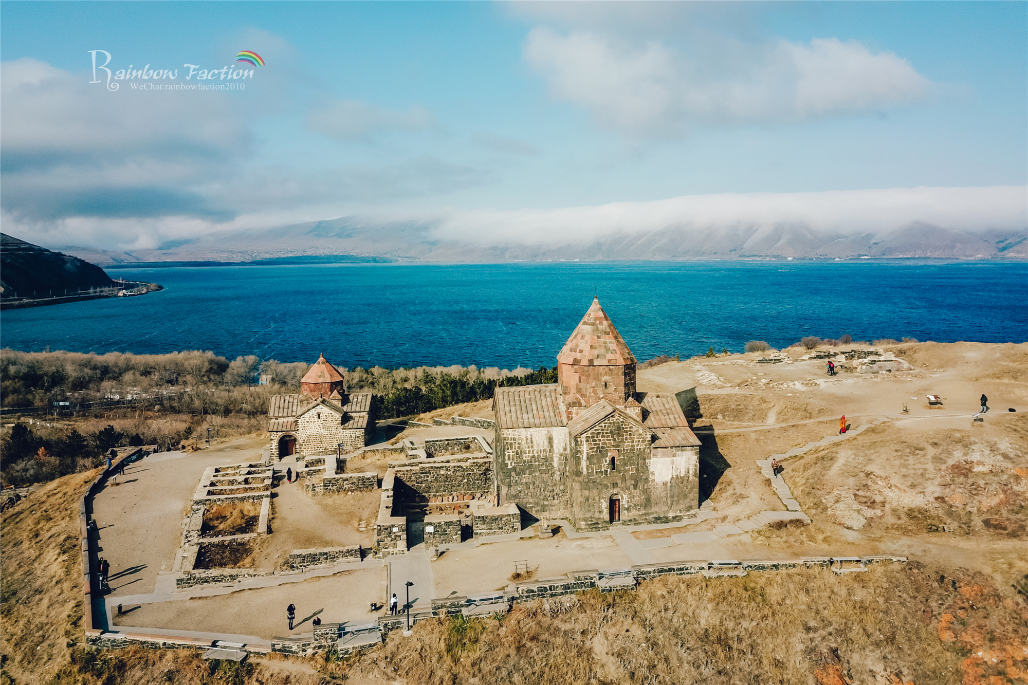 在亚美尼亚塞凡湖，邂逅一场浪漫美丽的婚礼