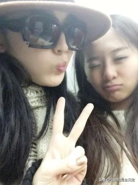 娜扎大学生时期 ​​​跟朋友们的合照