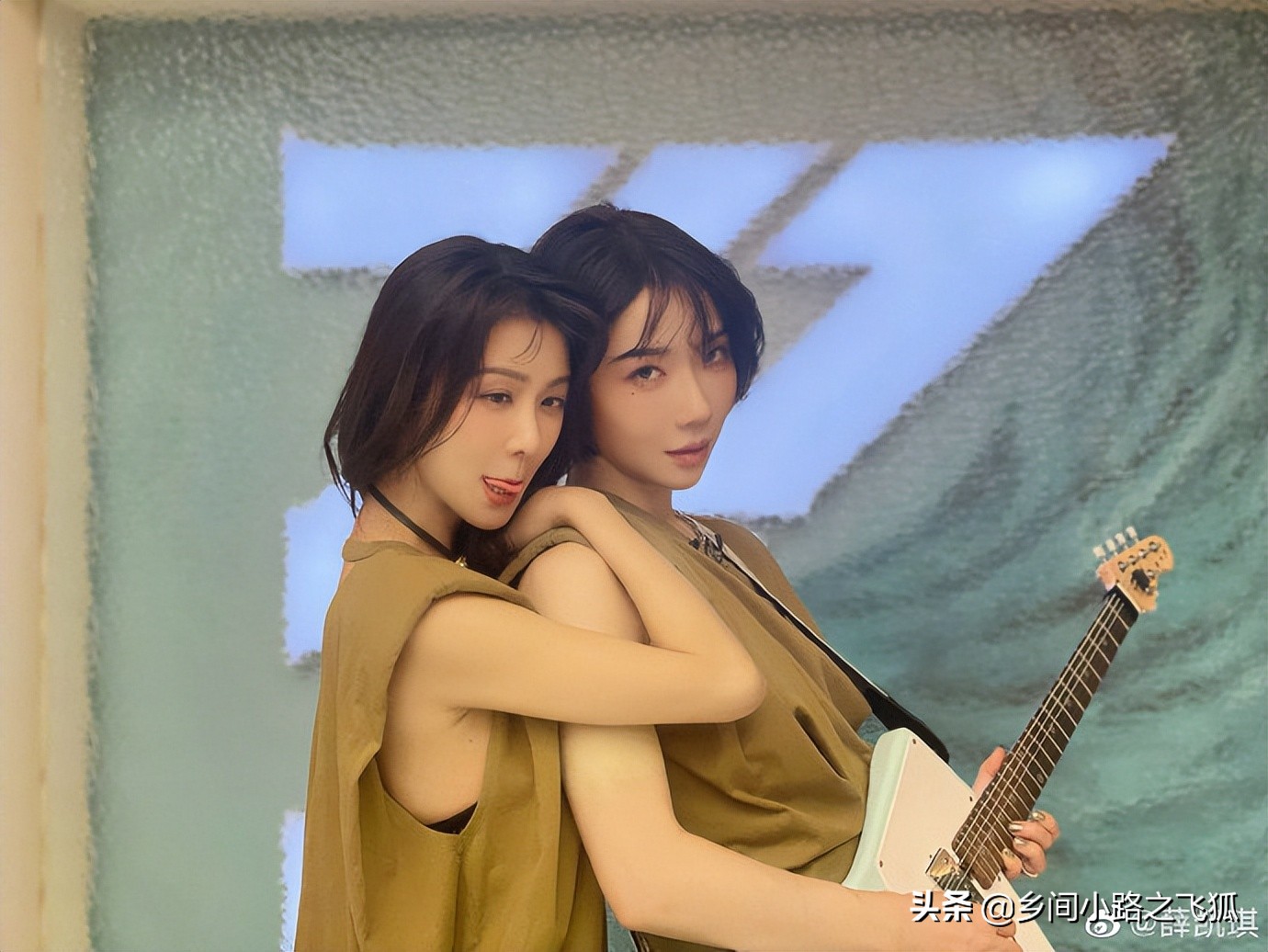 薛凯琪晒与刘恋穿同款衣服合影 发文表白为刘恋庆生