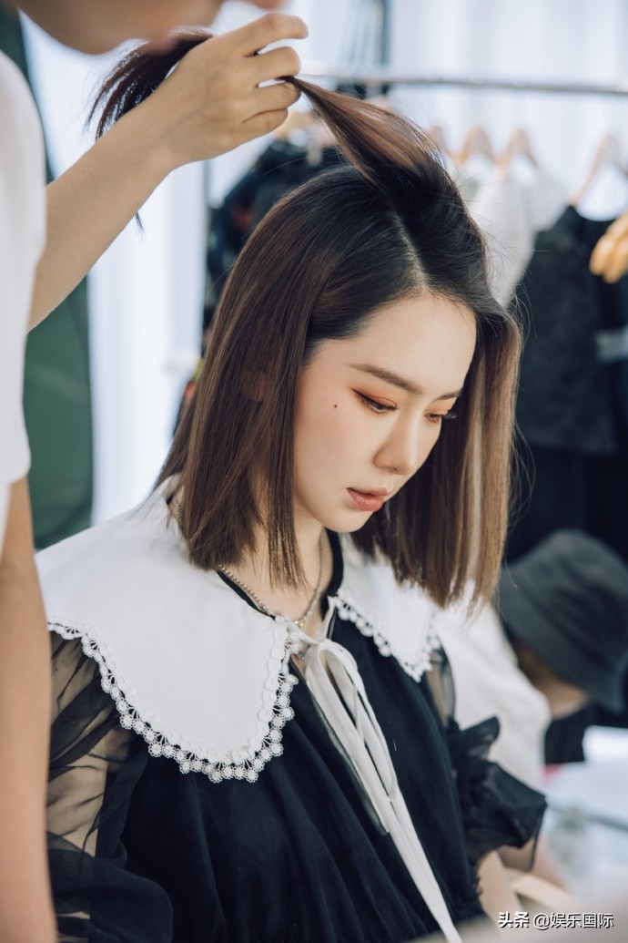 戚薇穿粉色蓬蓬裙遮肚 孕期双腿仍纤细笔直