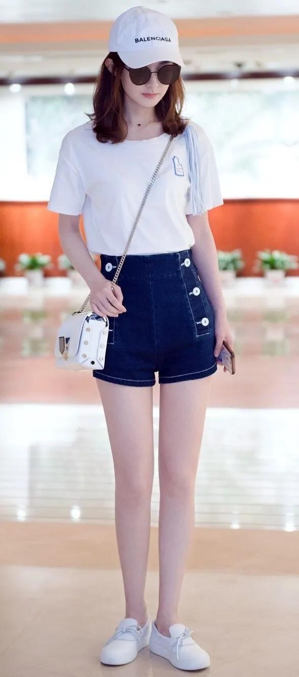 赵丽颖黑色牛仔短裤，清纯可爱，真是越来越年轻了