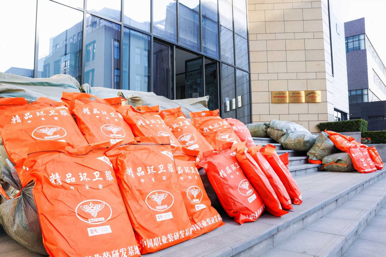 你們妝點(diǎn)城市，我們溫暖你！凜冽寒冬里，他們?yōu)榧s400位環(huán)衛(wèi)工人送去棉衣
