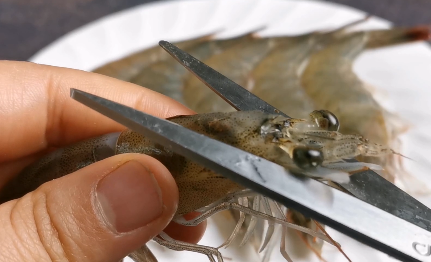 虾头怎样处理才能吃呢(虾头怎样处理才好吃)