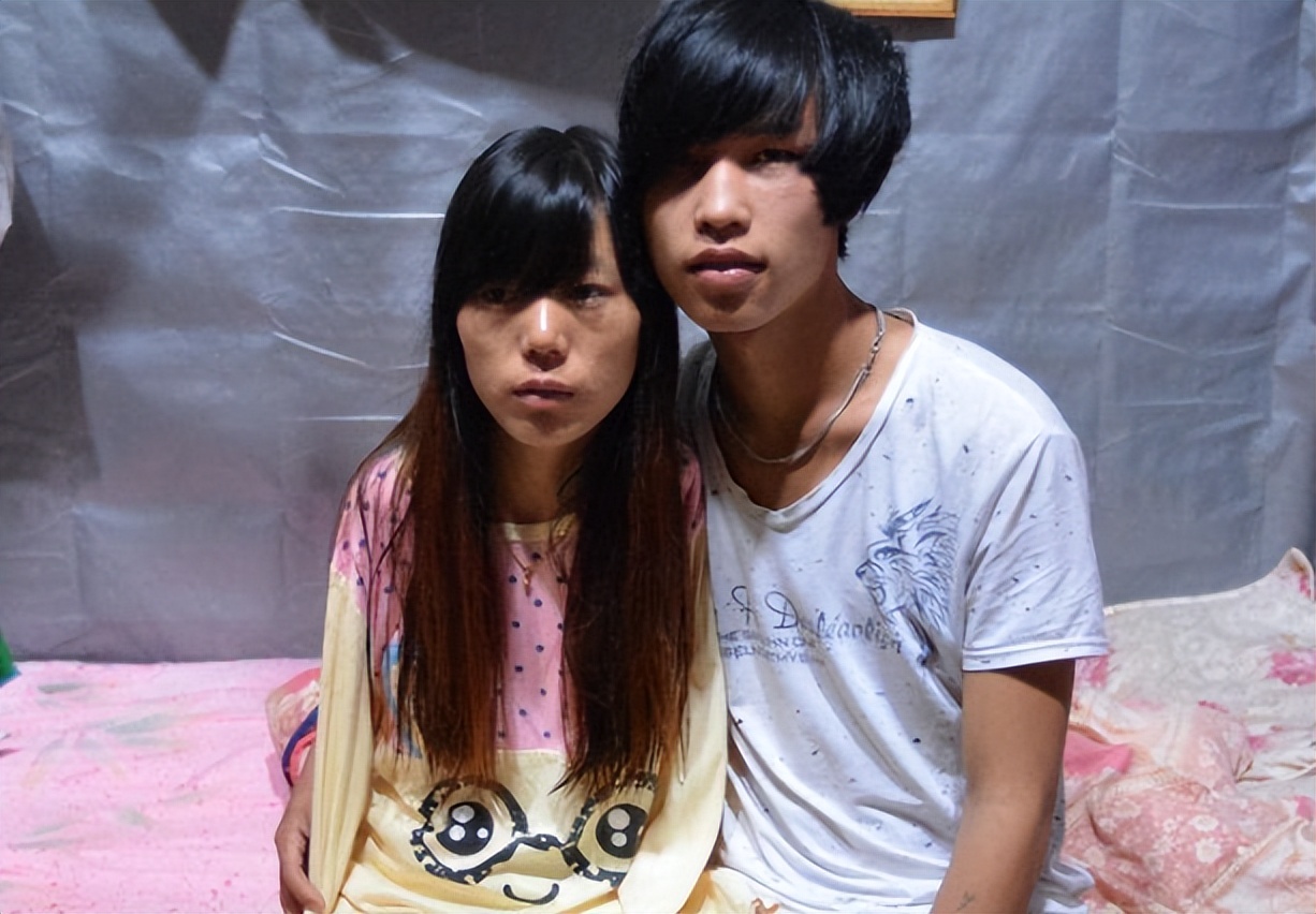 5年前无臂女孩靠口和脚养孩子,10人住10平米房子,为何还要二胎