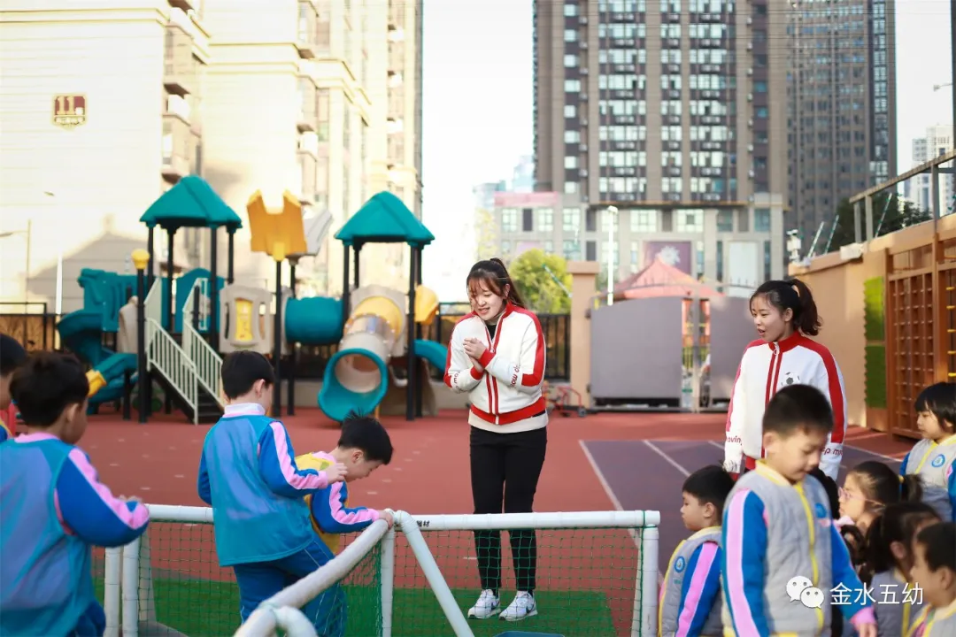 小学生足球队入场词(享运动•健体魄•悦童心—金水五幼教育集团“趣味运动周”纪实)