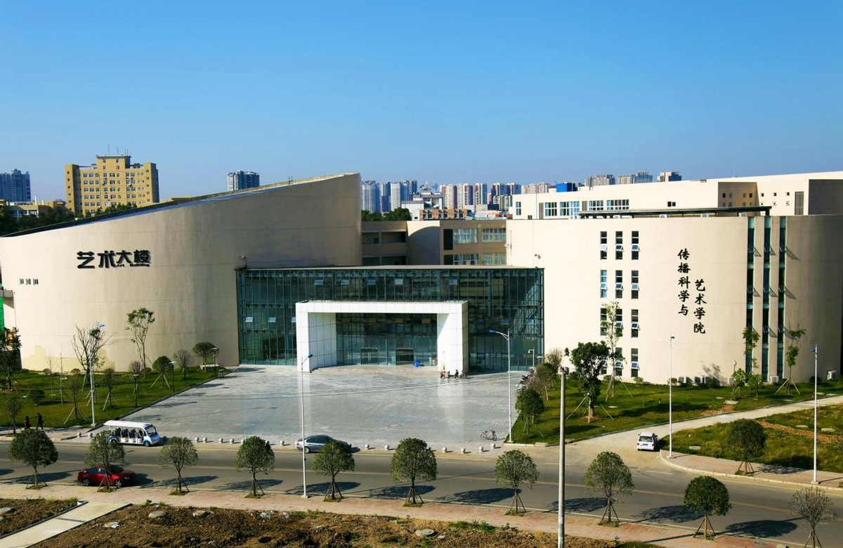 “恐龙”守候，坐拥4大食堂、水上图书馆！2022，成都理工大学等你来！