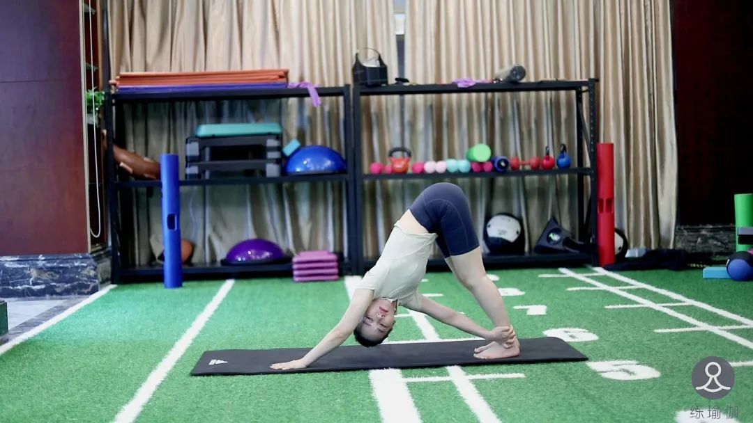 40岁的张歆艺露出双下巴十分夸张，偶像包袱掉了一地