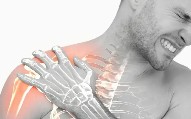 后背,肩胛骨疼痛,僵硬,怎么回事?做完这5个动作,缓解一大半