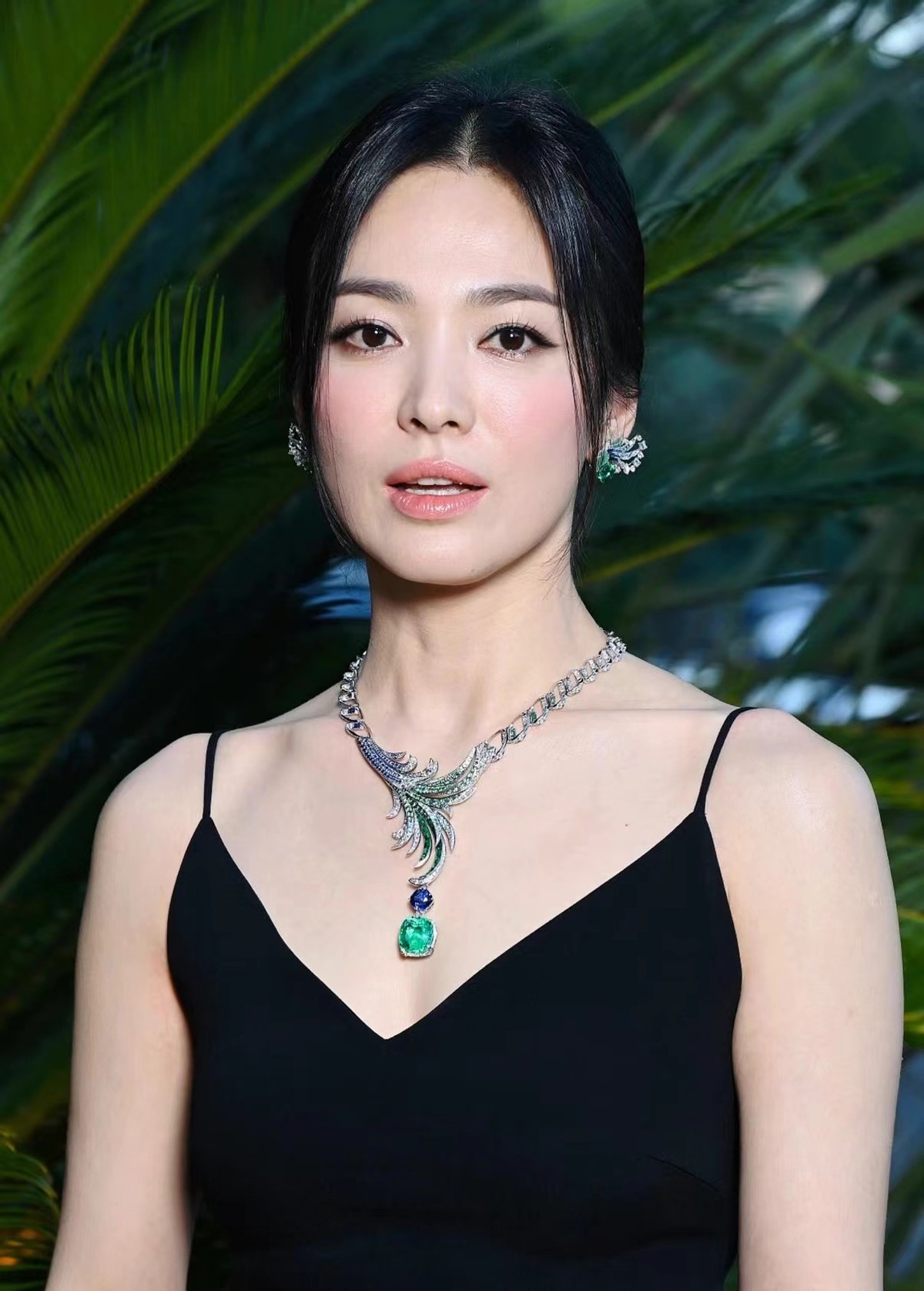 宋慧乔老得太快！高调参加晚宴脸却垮了，穿黑色礼服亮相却不敢认