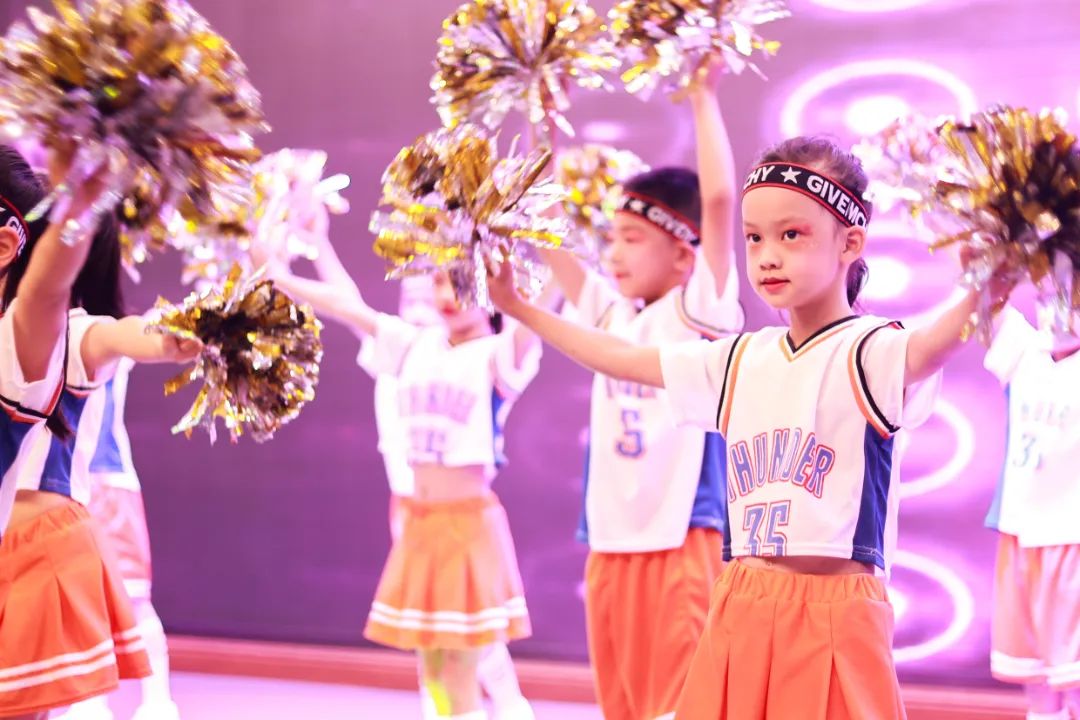 天府新区华阳实验小学举行“童星耀五月·艺术绽花开”群舞比赛