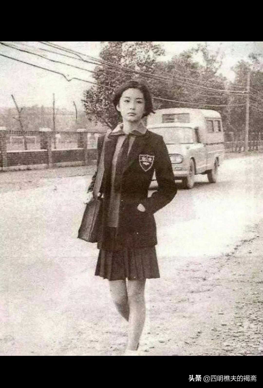 远去的身影，背影渐行渐远，留下无声的思念与牵挂。
