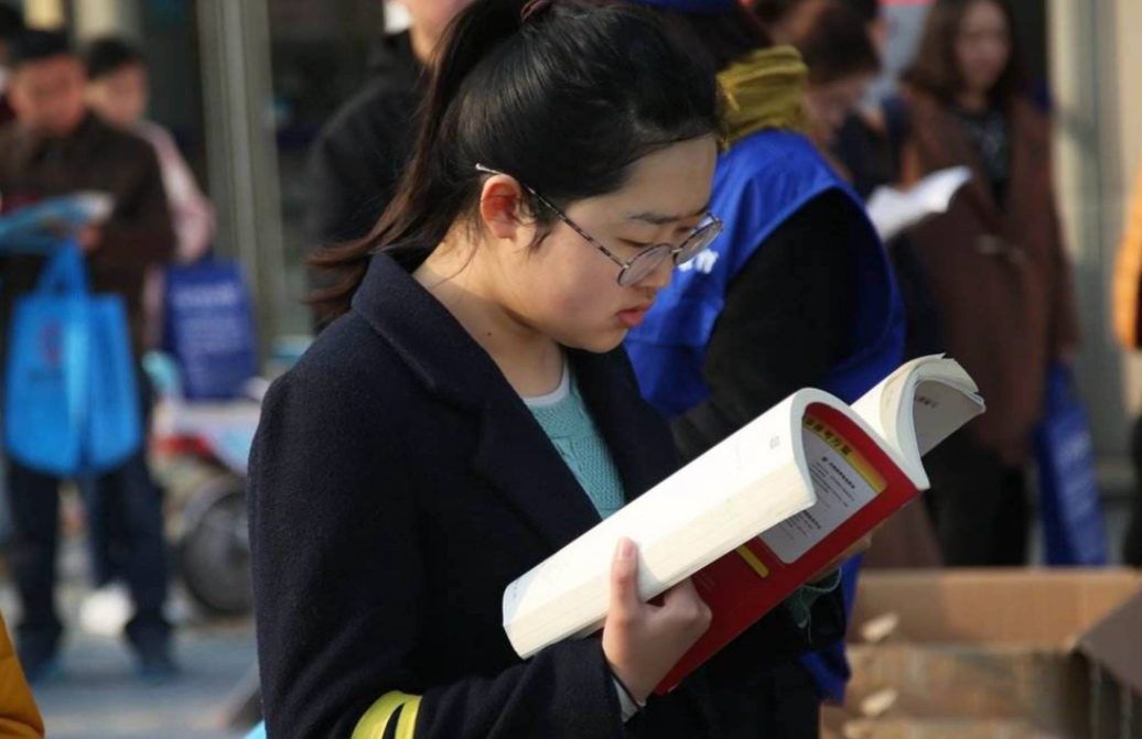 事业单位迎来“春天”，薪资待遇有望提高，将与公务员看齐