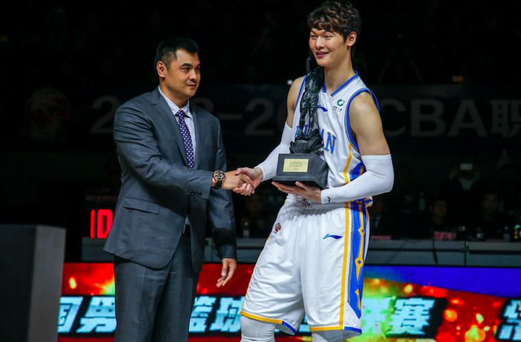 王哲林为什么不去nba(曾凡博求而不得，为什么王哲林被灰熊选中6年，都不去NBA打球？)