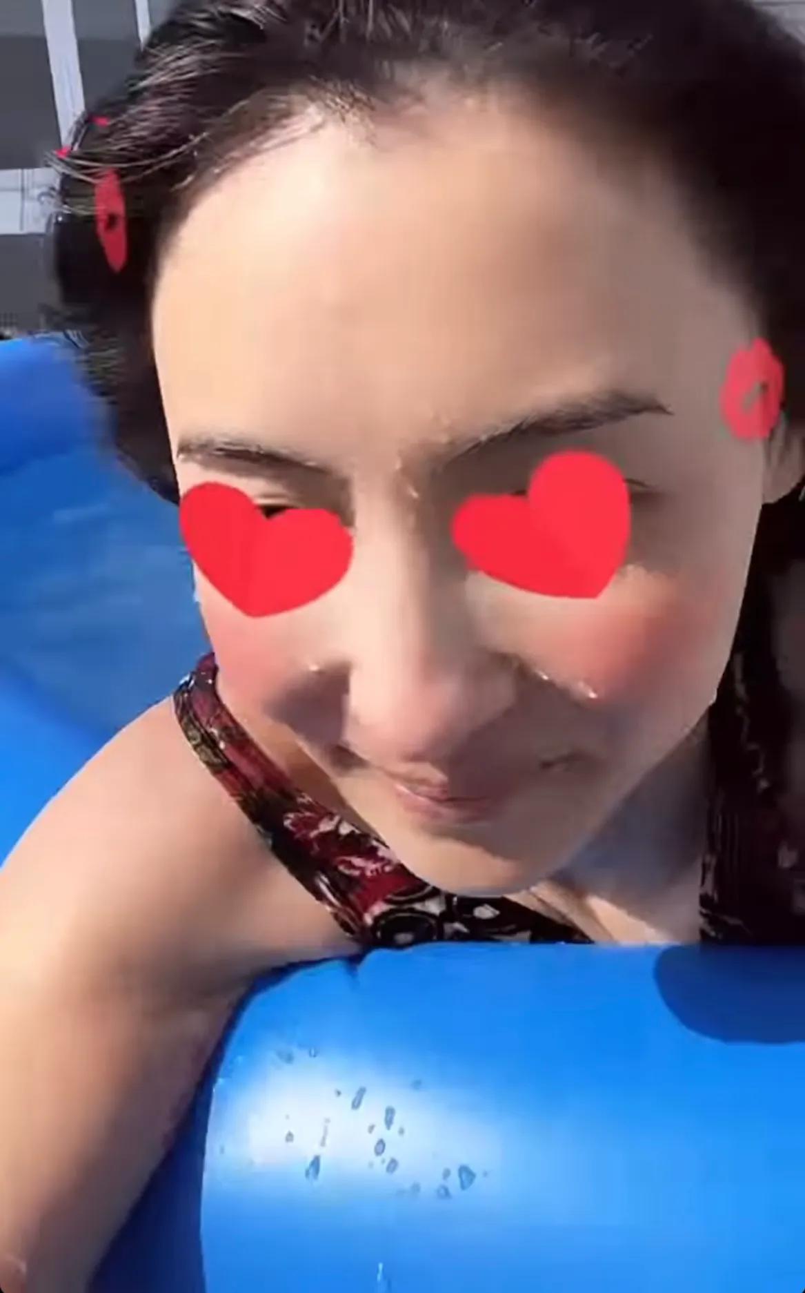 张柏芝晒和儿子游泳动态，3岁小王子正脸曝光，脸蛋肉嘟嘟萌态足