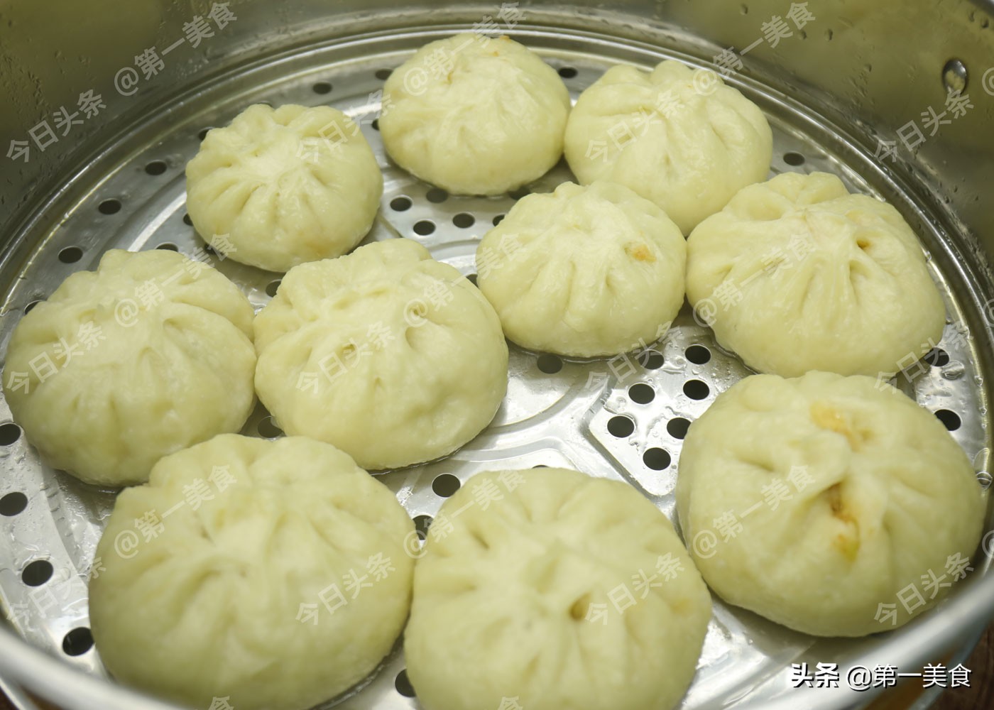 过年蒸包子，冷水上锅、热水上锅区别大了，用对方法包子蓬松暄软