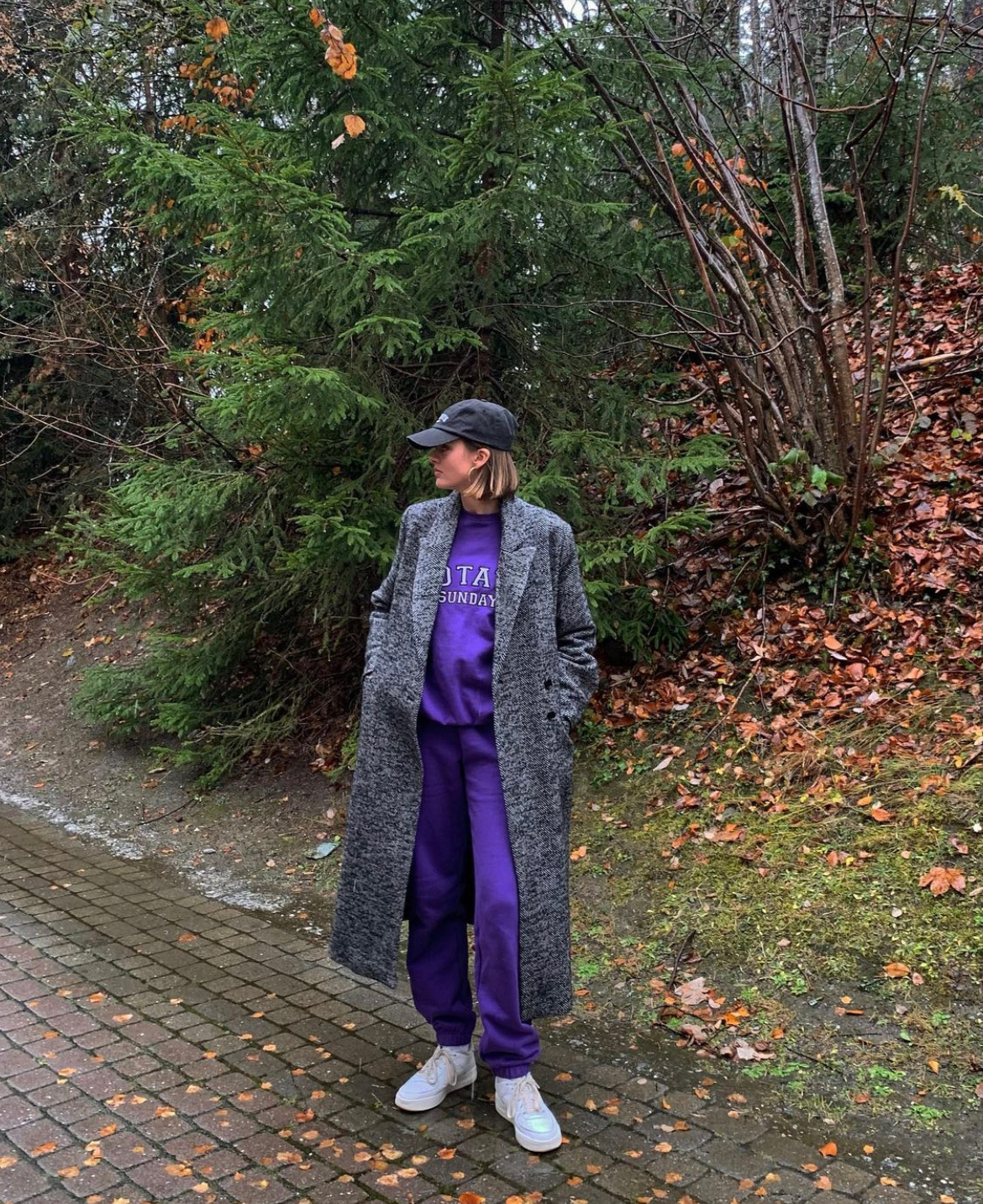 穿懂“卫衣”气质翻倍，配上这3种单品，既有女人味又可演绎帅气