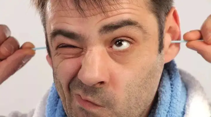 耳朵里面经常痒，想要动手挠？提醒：你要小心这2种异常现象了