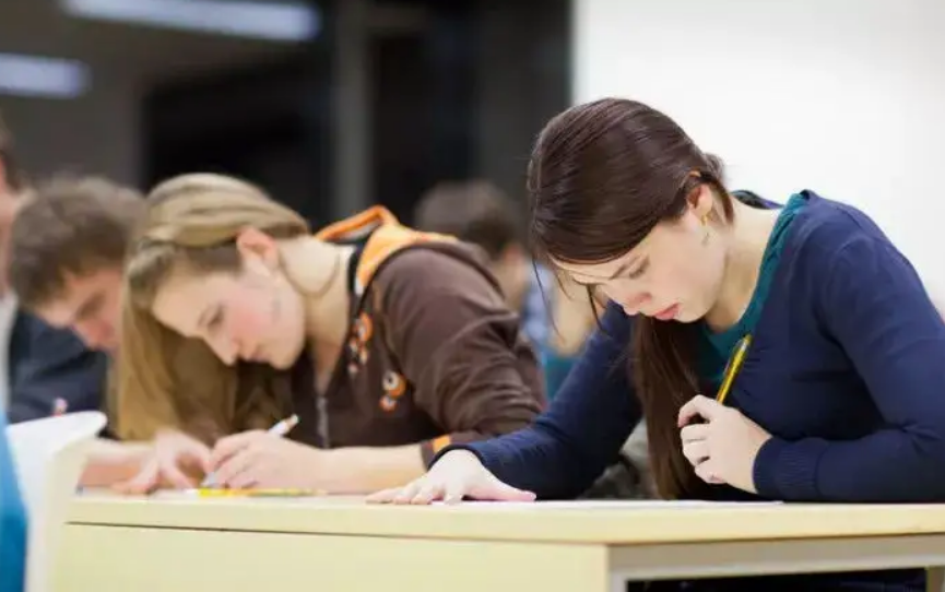 2021届本科生平均月薪5833元，这10大专业薪资很高，值得考生选择