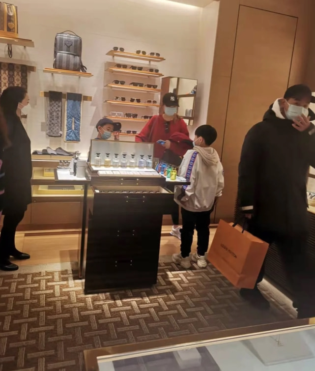 应采儿一家过年逛街，Jasper长高不少，陈小春发现被拍不生气