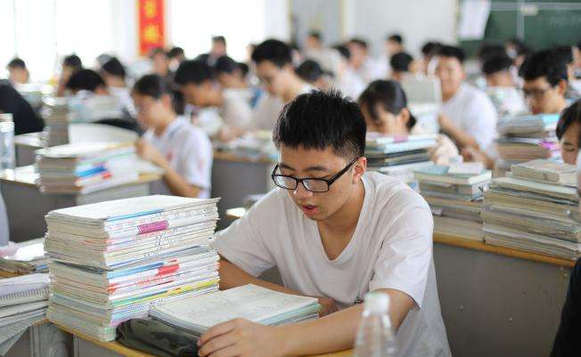 高考体检要“全脱光”？学生瑟瑟发抖很难为情，医生却这样说